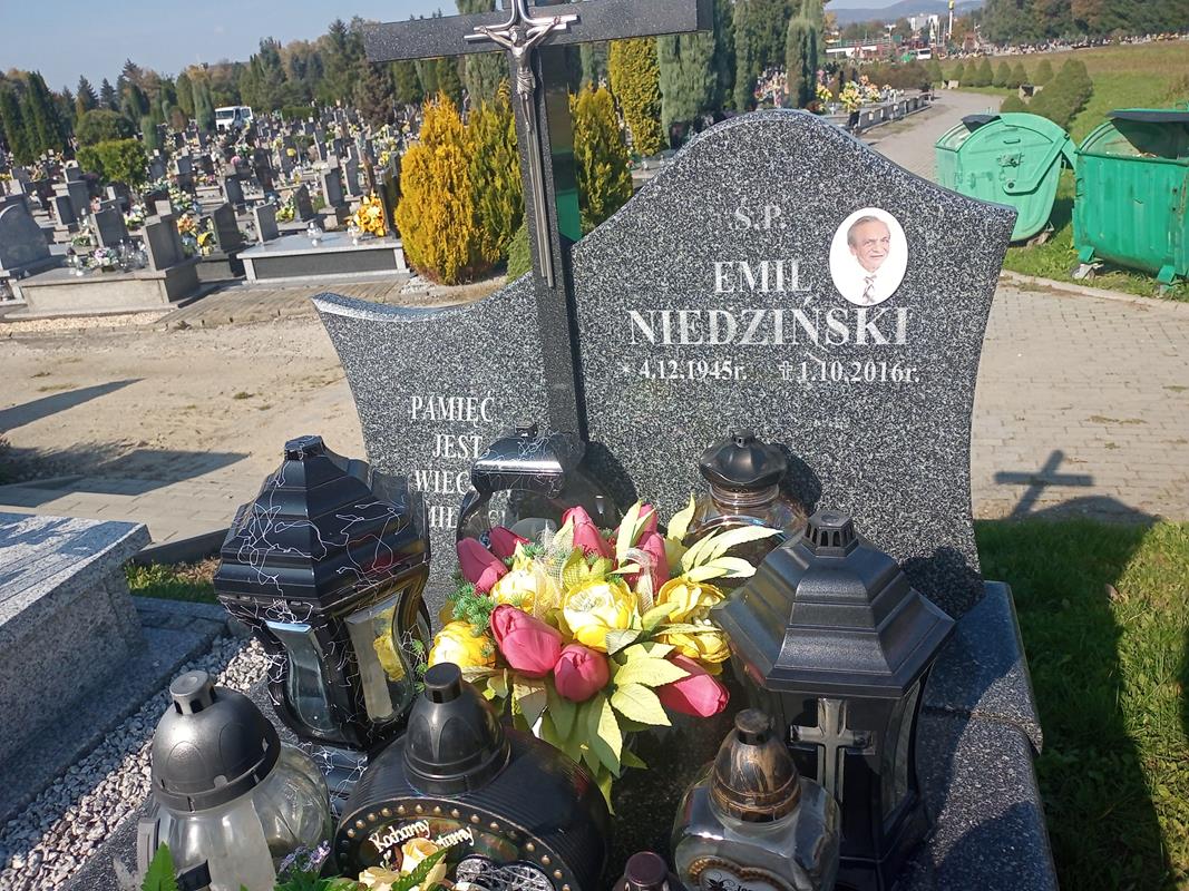 Emil Niedziński 1945 Krosno - Grobonet - Wyszukiwarka osób pochowanych